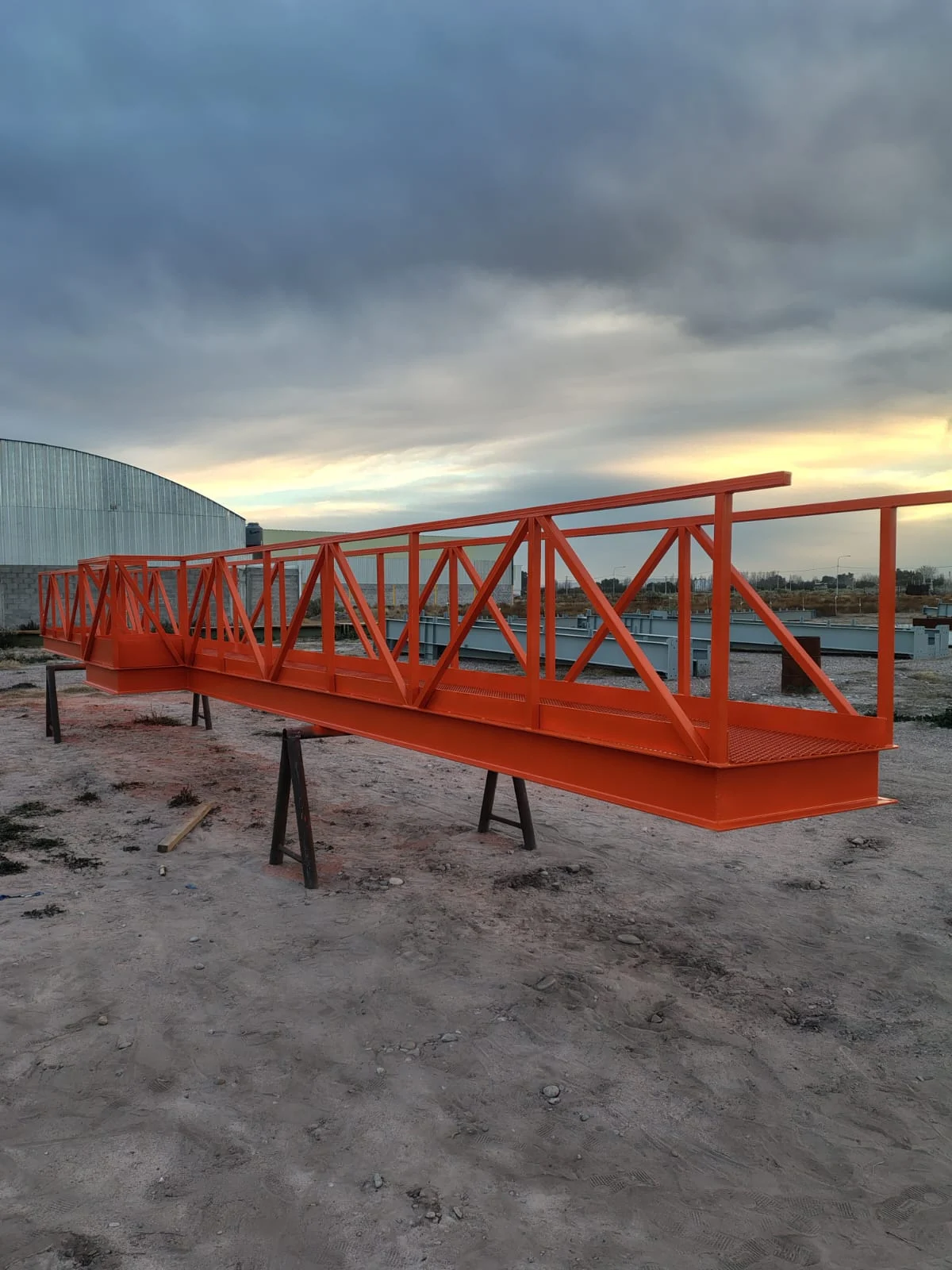 Pasarela metálica pintada por Azulado en una obra con TFP