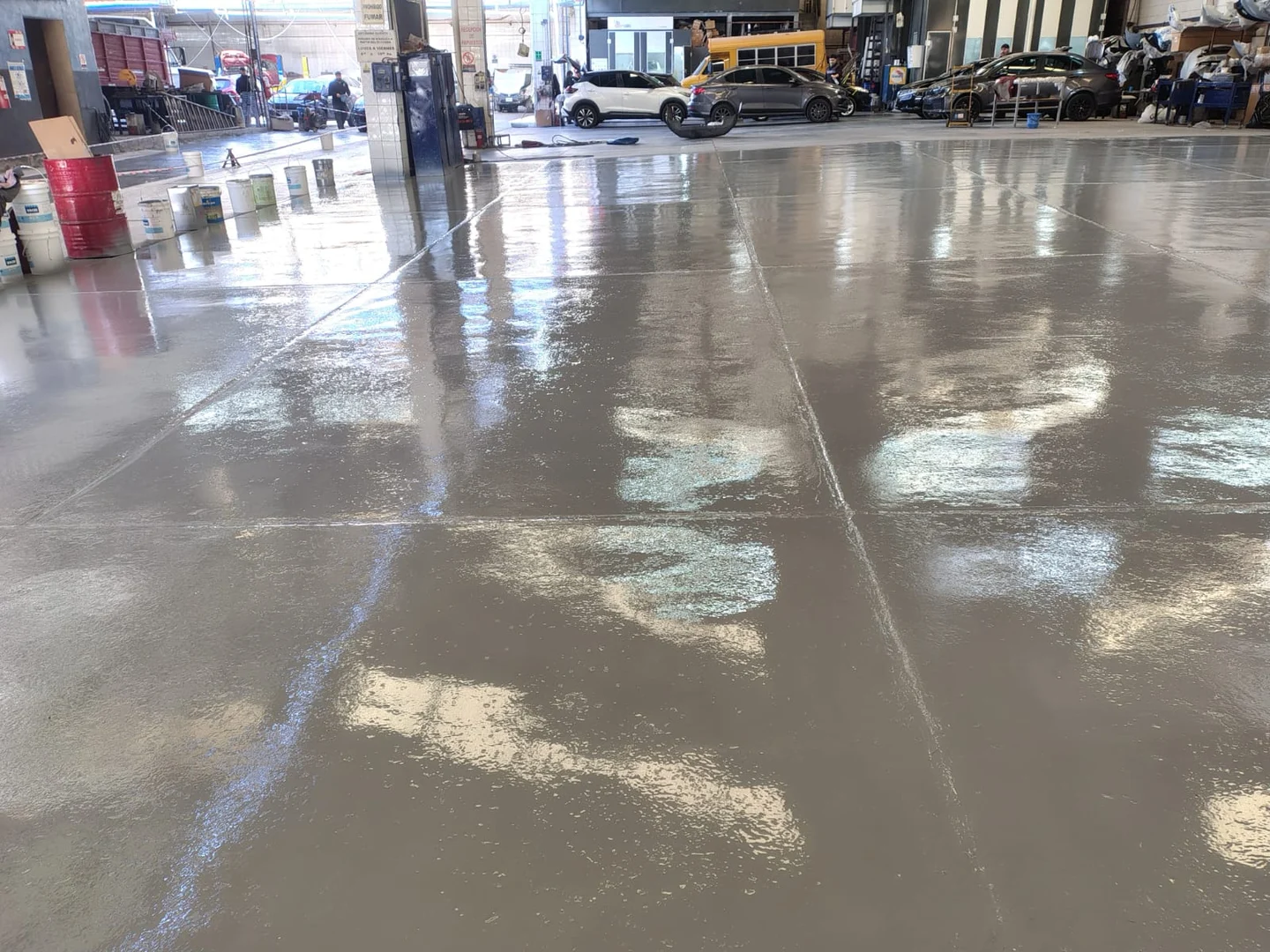 Piso epoxi gris terminado en un taller de Mendoza