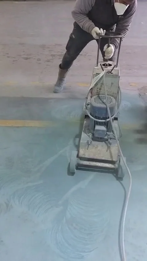Preparación mecánica de un piso antes de aplicar epoxi